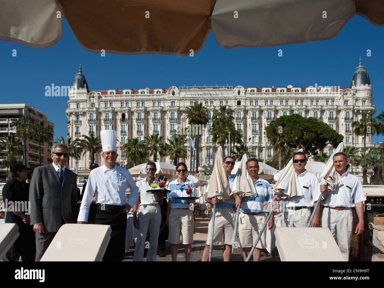 Francia, Alpes Maritimes, Cannes, il team Carlton Beach, il ristorante sulla spiaggia al Carlton con il suo direttore e il suo leader Foto Stock