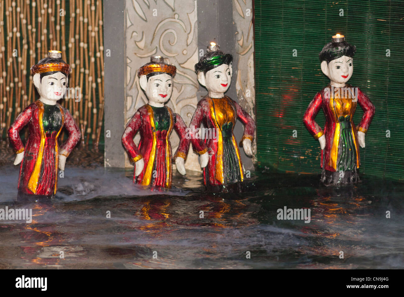 Acqua di burattini, ballerini danzare, Thang Long acqua Puppet Theatre, Hanoi, Vietnam Foto Stock