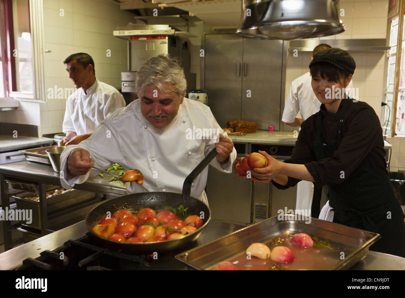 Francia, Alpes Maritimes, La Turbie, Bruno Cirino in cucina, Hostellerie Jerome Foto Stock