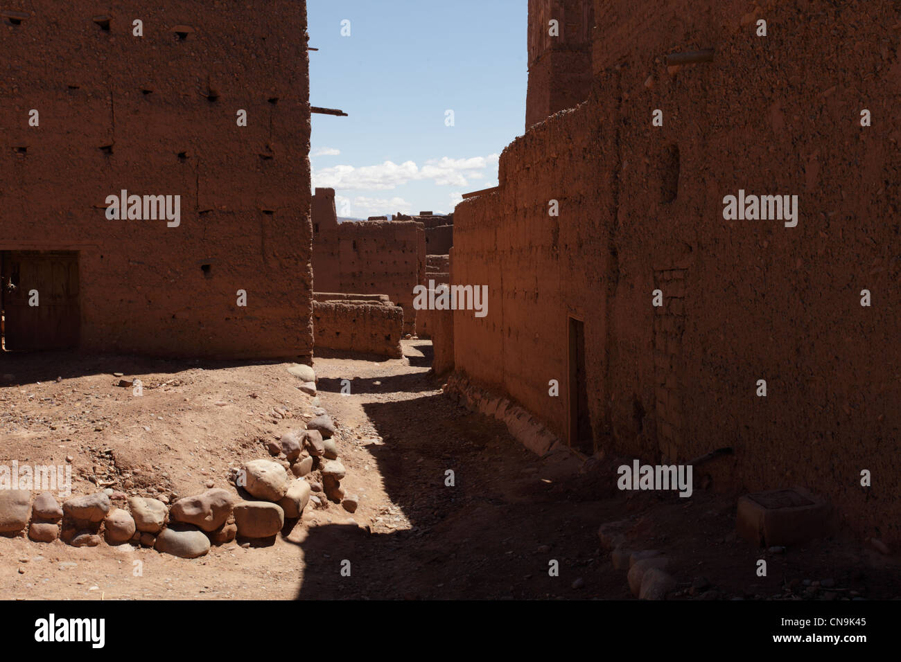 Kasbah - o casa fortificata - in un villaggio nella Valle di Draa, sud del Marocco, Africa. Foto Stock