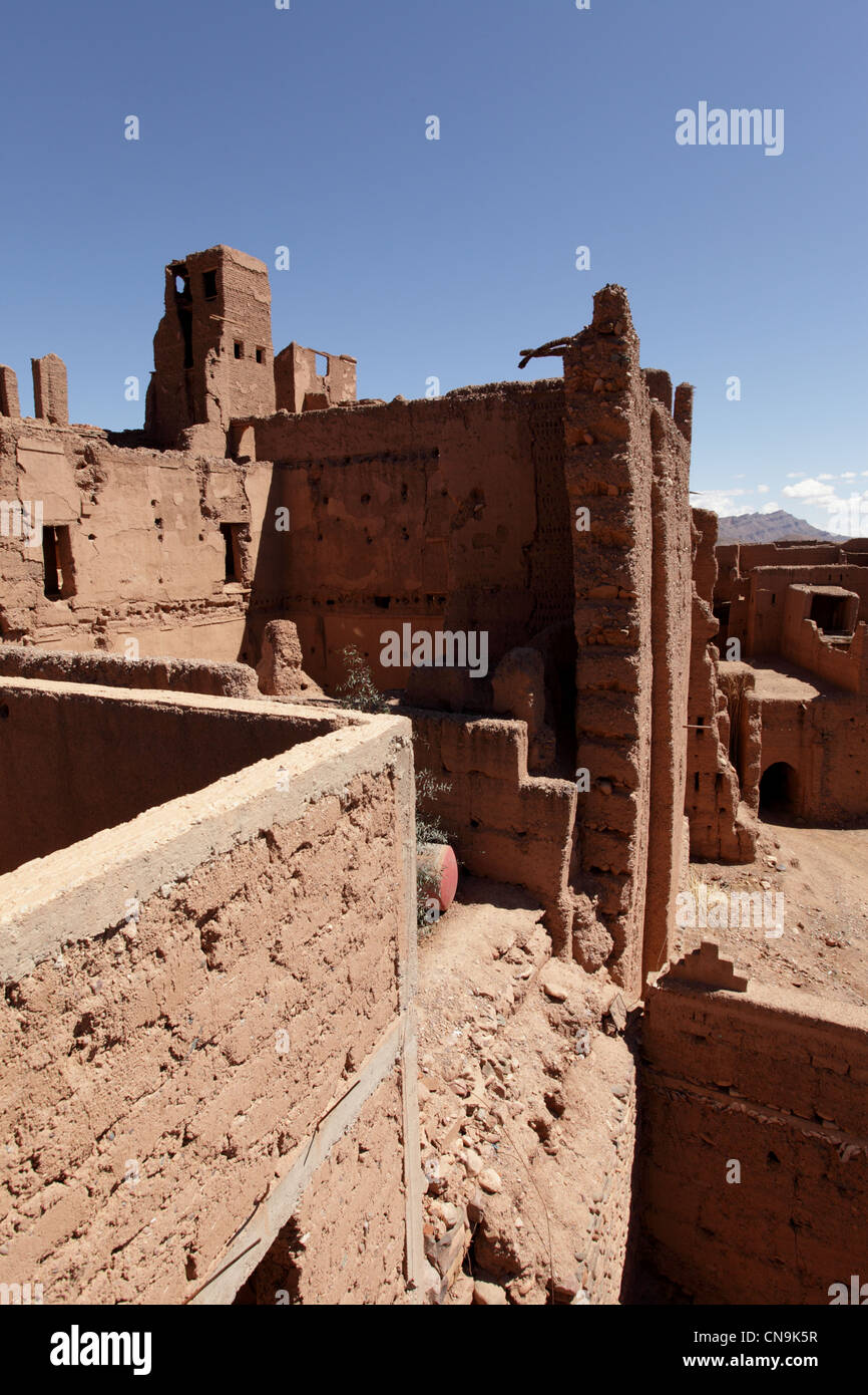 Kasbah - o casa fortificata - in un villaggio nella Valle di Draa, sud del Marocco, Africa. Foto Stock