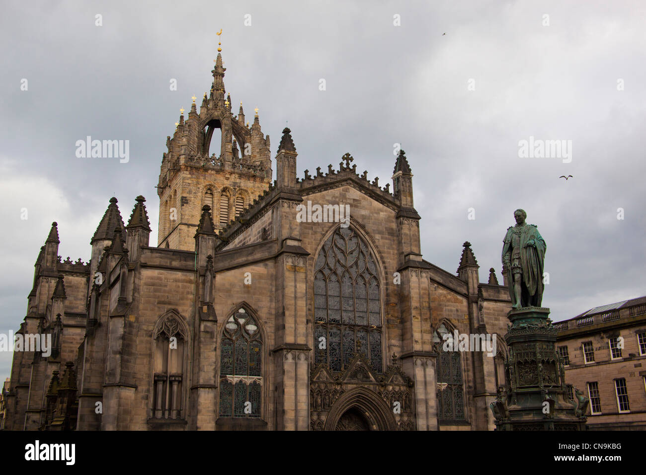 La Cattedrale di St Giles con memorial statua di Adam Smith nella storica città di Edimburgo. Foto Stock