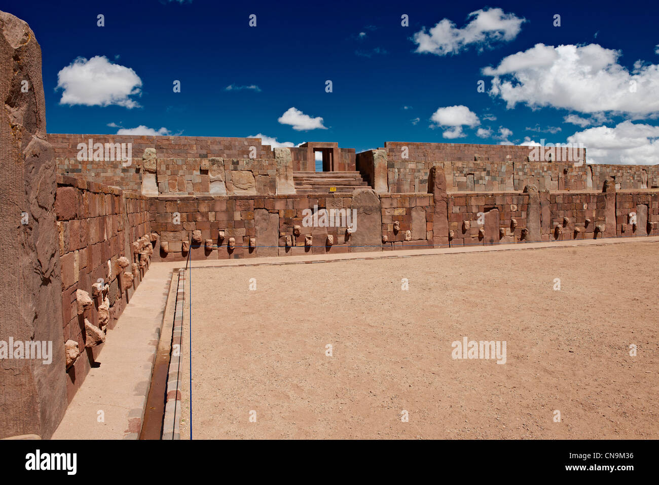 Semi tempio sotterraneo, Templete Semi-Subterraneo, pre-sito Inca Tiwanaku, Sito Patrimonio Mondiale dell'UNESCO, La Paz, Bolivia, Sud un Foto Stock