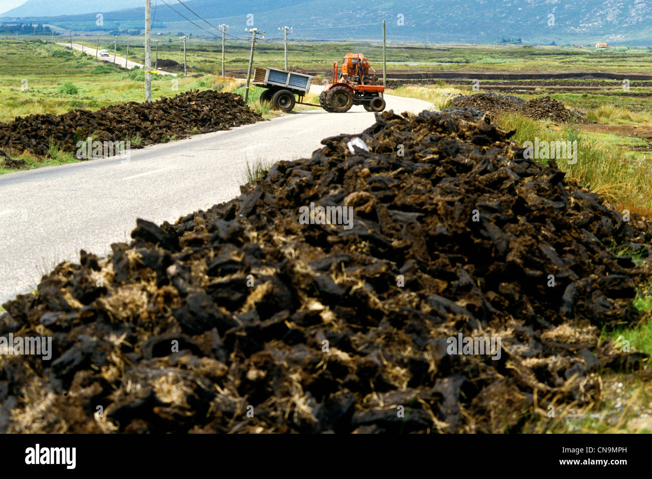 Una pila di taglio della macchina turf (torba) attende la raccolta da parte di strada in Connemara Co Galway, Irlanda Foto Stock