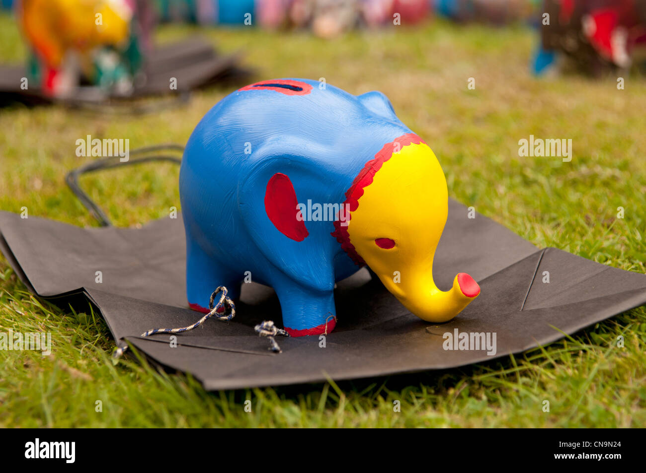 Dipinto a mano argilla elefante scatola di denaro al porto Eliot festival letterario San tedeschi Cornovaglia Foto Stock