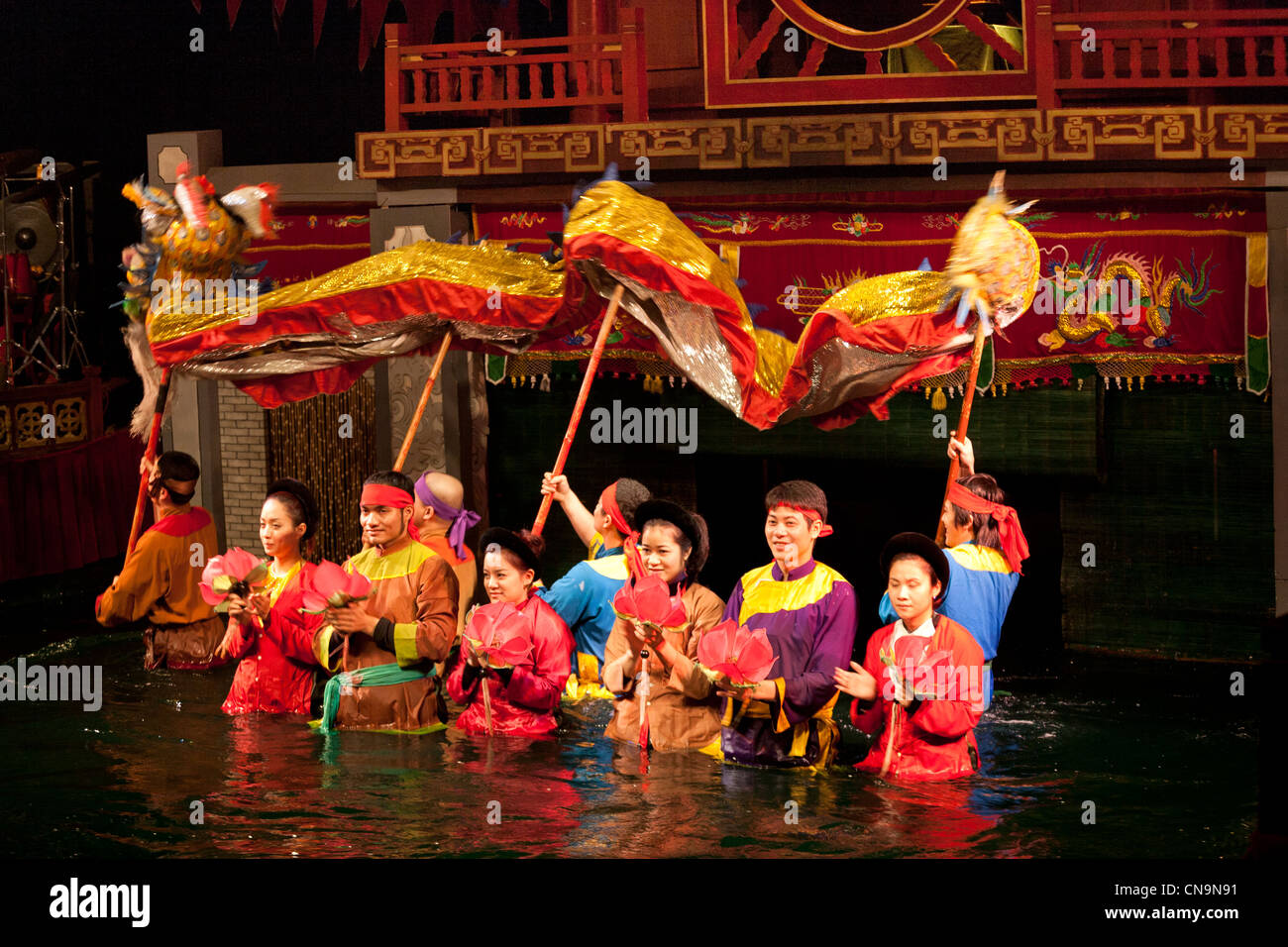 Burattinai durante il curtain call dopo la performance, Thang Long acqua Puppet Theatre, Hanoi, Vietnam Foto Stock