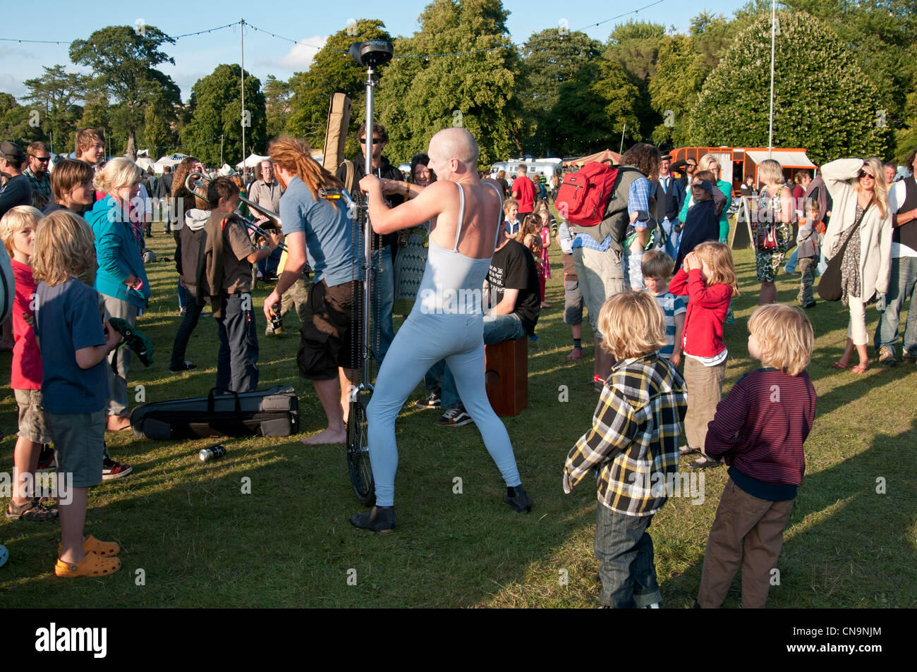 Acrobati e la folla al porto Eliot festival letterario San tedeschi Cornovaglia Foto Stock