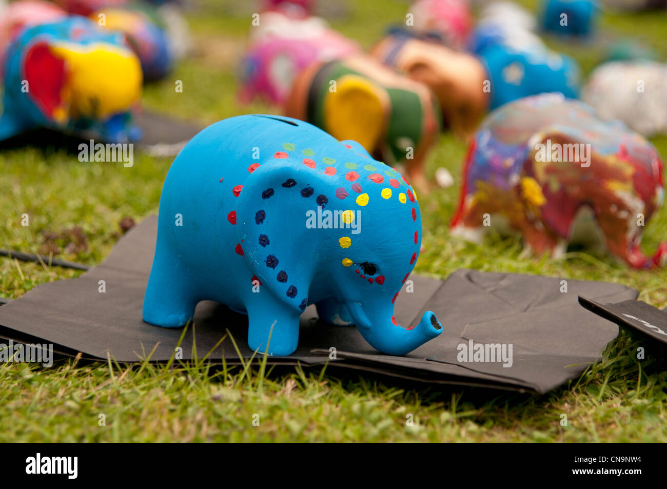 Righe del dipinto a mano clay elephant casse al porto Eliot festival letterario San tedeschi Cornovaglia Foto Stock