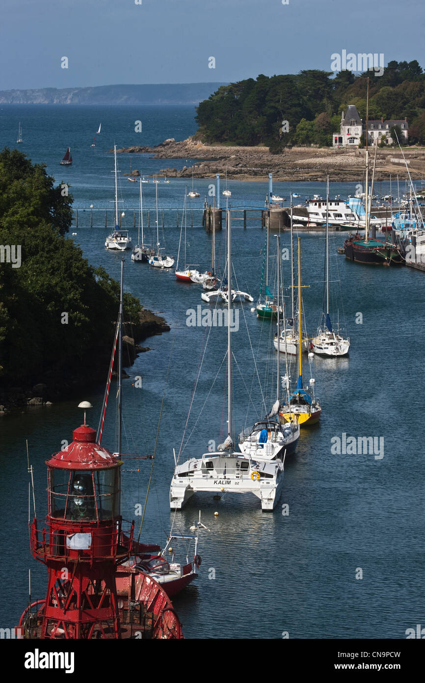 Francia, Finisterre, DOUARNENEZ, le imbarcazioni del porto Porto Rhu Museum in primo piano con la lightship, il Scarweather Foto Stock