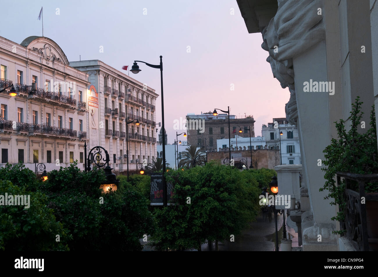 La Tunisia, Tunisi, Avenue de France vista dal balcone del vecchio Hotel de France Foto Stock