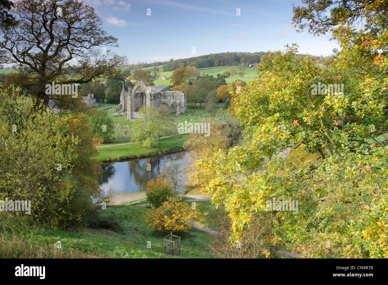 Bolton Priory circondato da colori autunnali, Bolton Abbey Estate, Wharfedale, Yorkshire Dales, REGNO UNITO Foto Stock