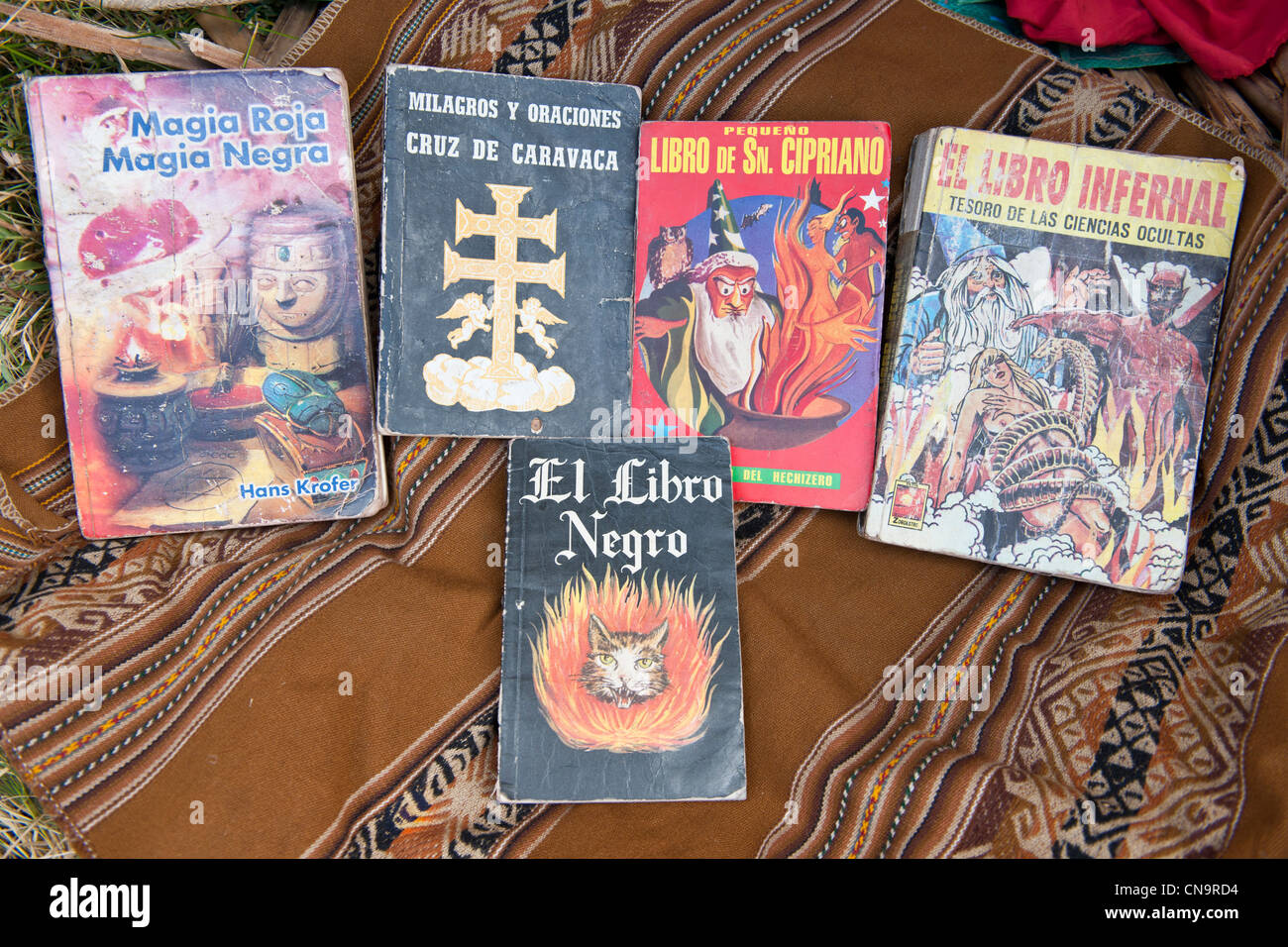 Il Perù, provincia di Cuzco, Huasao, elencato come mistico villaggio turistico, libri per i rituali degli sciamani (curanderos) Foto Stock
