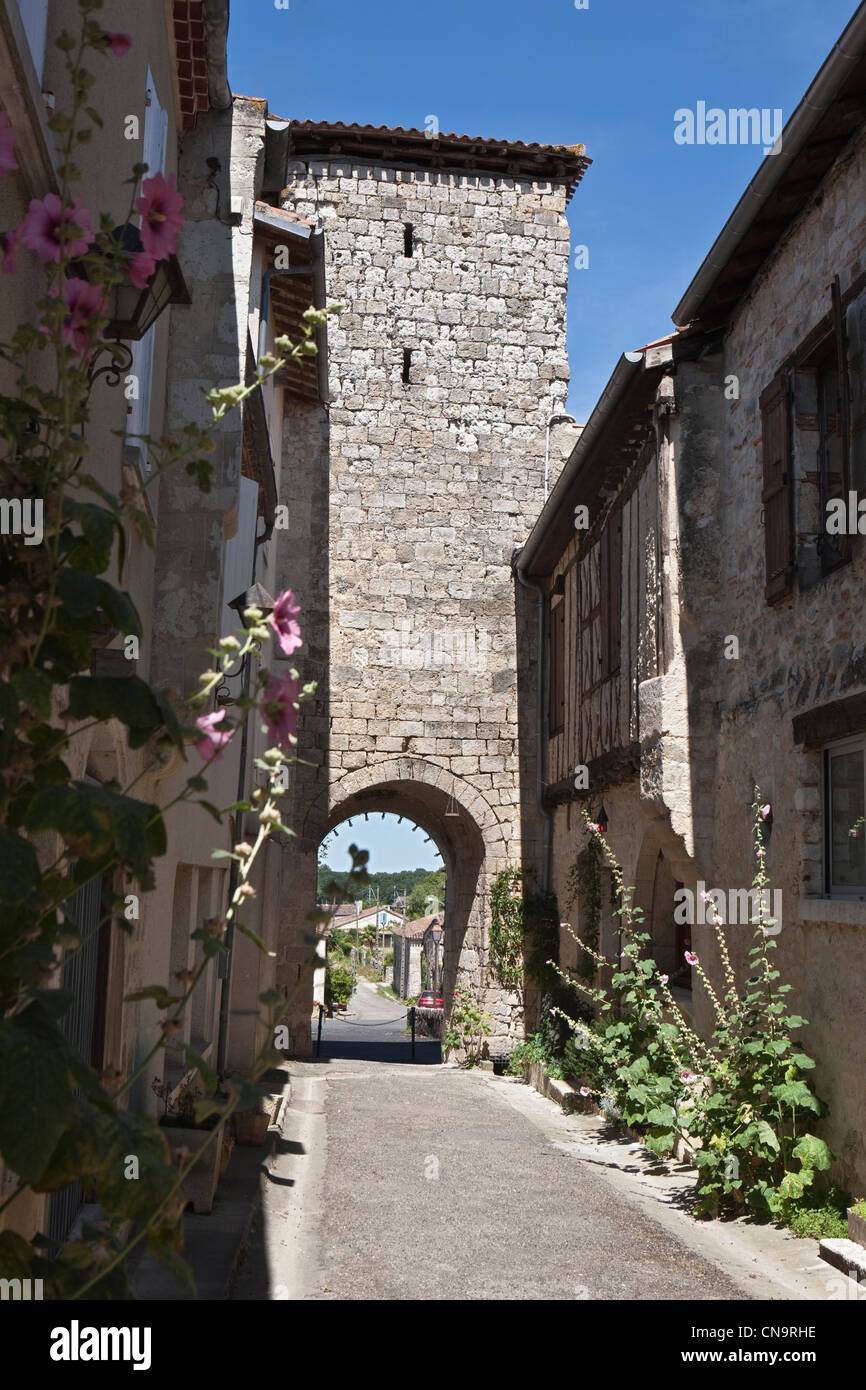 Francia, Gers, La Romieu, cancello del villaggio Foto Stock