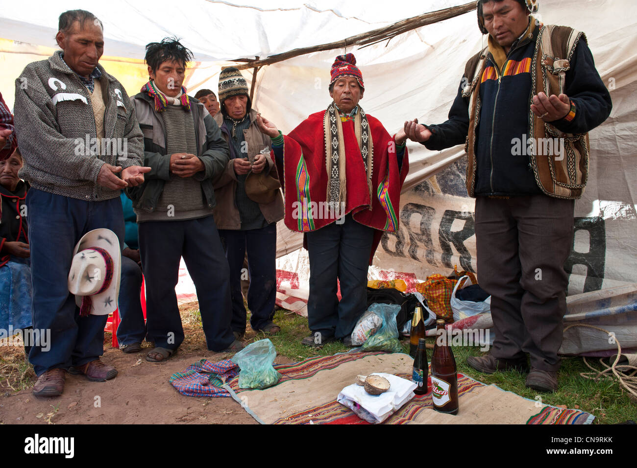 Il Perù, provincia di Cuzco, Huasao, elencato come mistico villaggio turistico, gli sciamani (curanderos), il cerimoniale offerte dedicate a Foto Stock