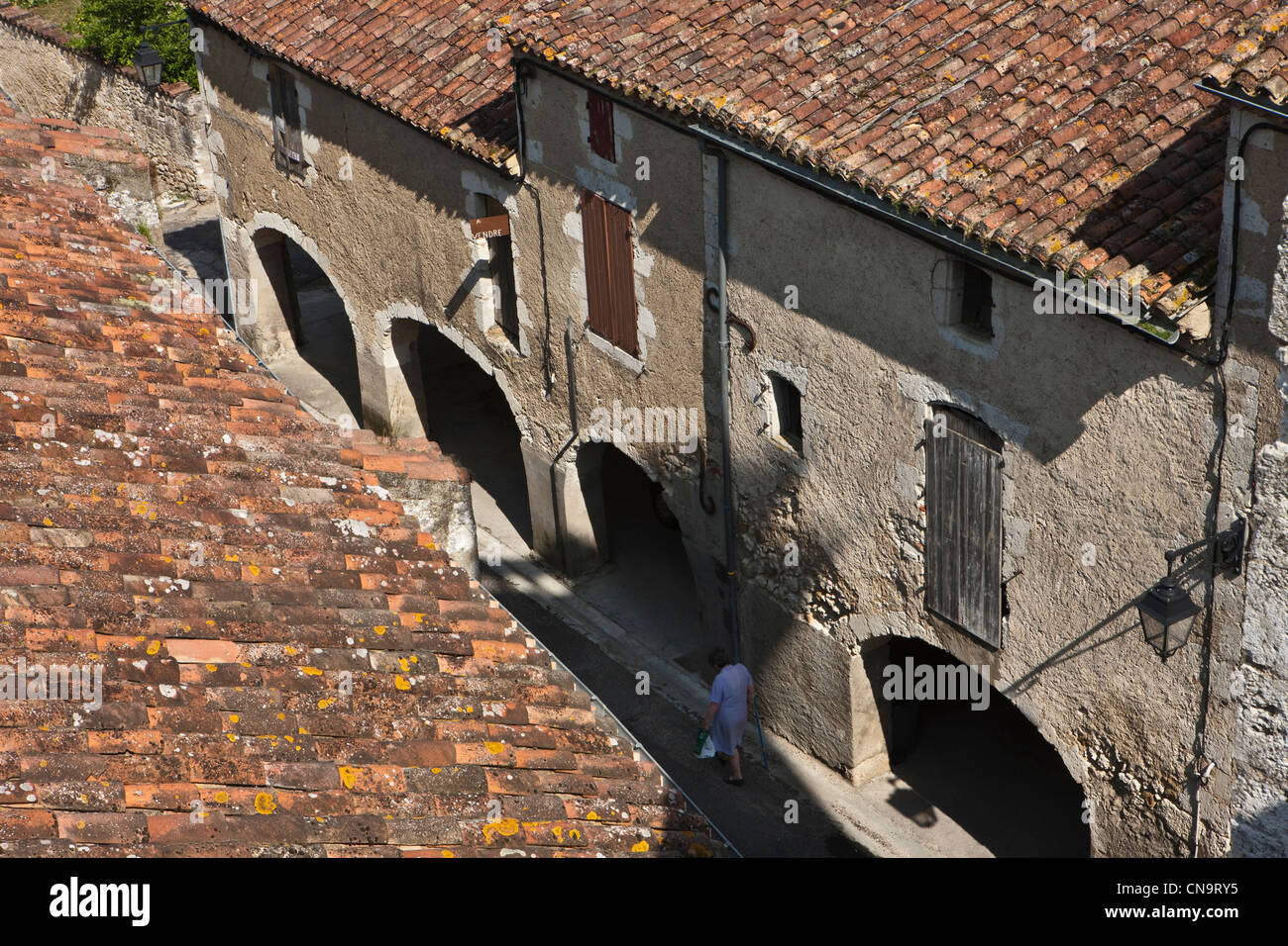 Francia, Gers, Valence sur Baise, le strade del paese e arcate viste torre della chiesa Foto Stock