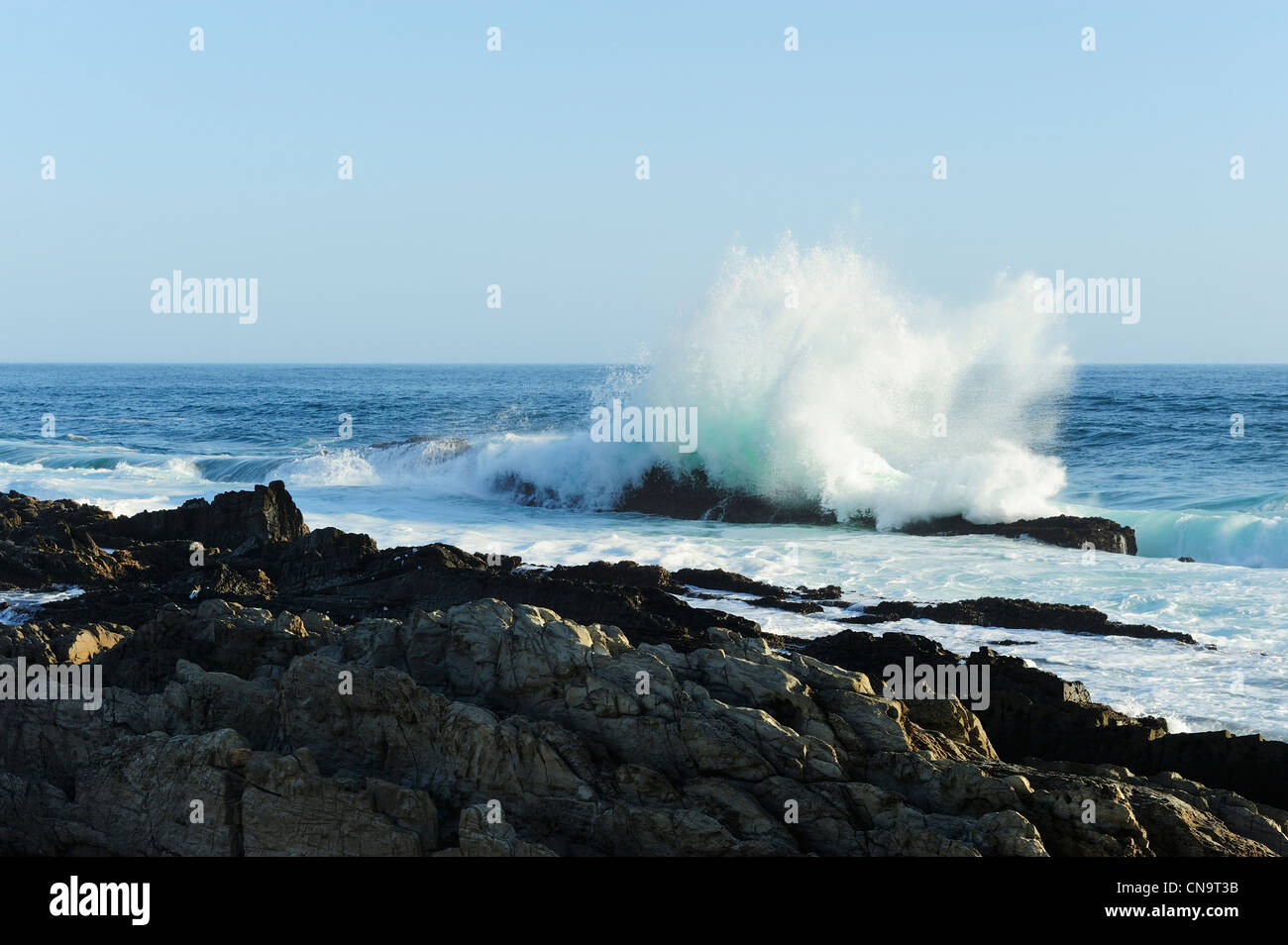 Onde che si infrangono a tempeste Foce resto Camp, Tsitsikamma National Park, Capo orientale, Sud Africa Foto Stock
