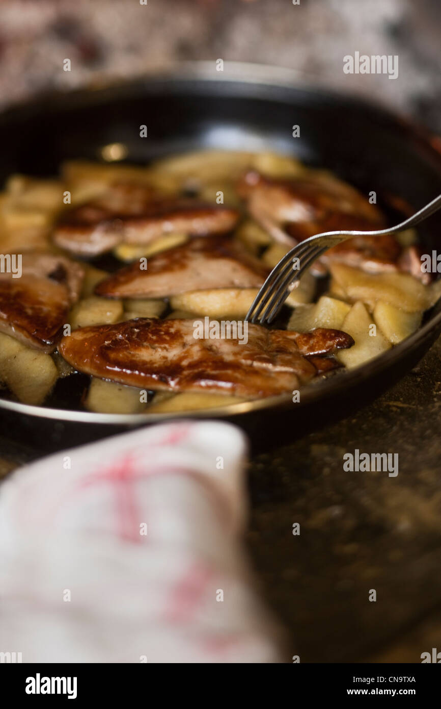 Francia, Gers, Eauze, cottura camino di fegato d oca con mele sulla fattoria Auberge du Mounet Foto Stock