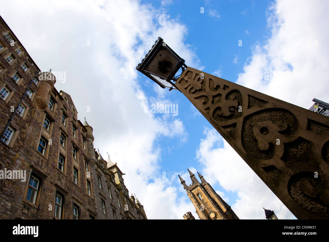 Una lampada posta presi da un angolo basso nel centro di Edimburgo, in Scozia. Foto Stock