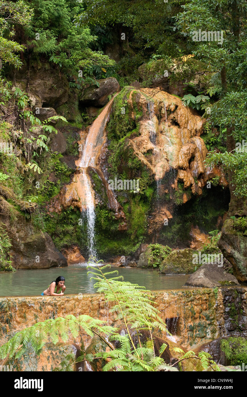 Il Portogallo, isole Azzorre, isola Sao Miguel, caldeira velha, acque sulfuree calde Foto Stock