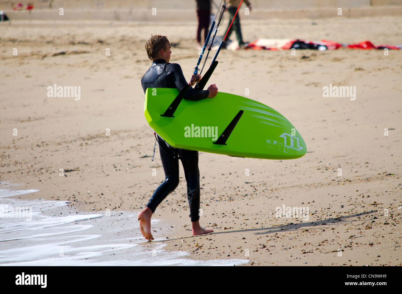 Windsurf Passeggiate lungo la spiaggia Foto Stock