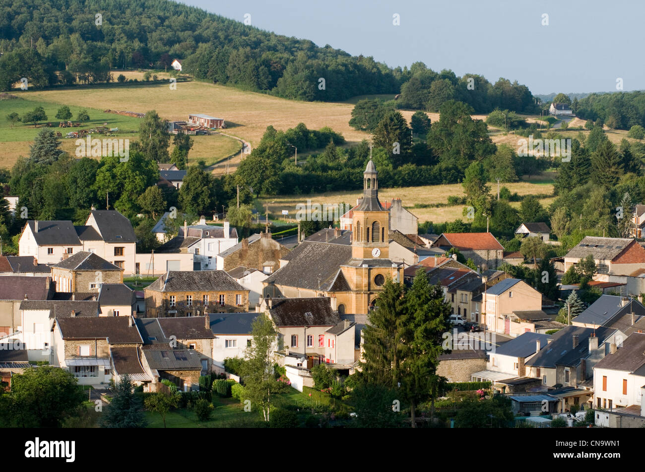 Francia, Ardenne, Joigny sur Meuse, il campanile e il villaggio Foto Stock