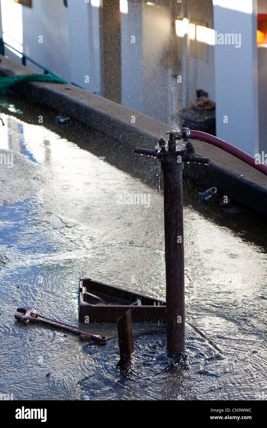 Tubo montante Peterhead docks la spruzzatura di acqua. Scozia UK Foto Stock
