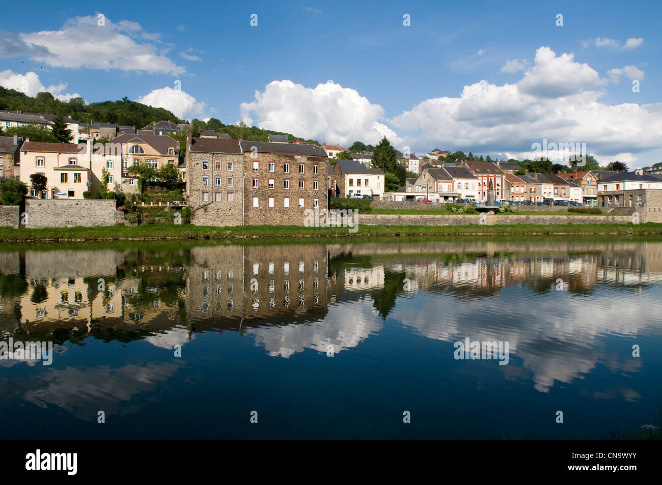 Francia, Ardenne, Montherme, villaggio si riflette sulla Mosa Foto Stock