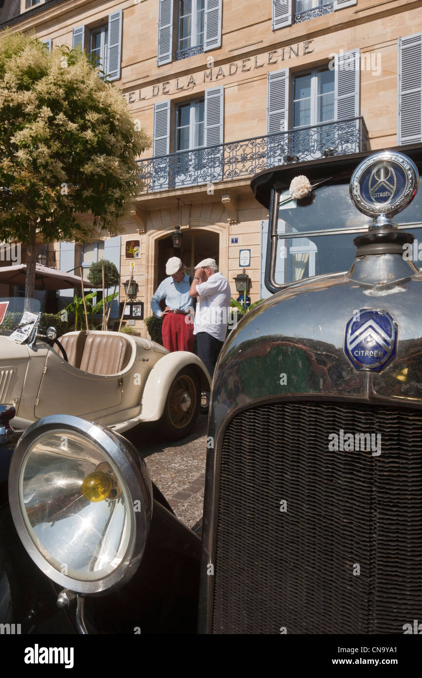 Francia - Dordogne, Sarlat, quando il passaggio di un'auto d'epoca rally di fronte all Hotel de la Madeleine, il piccolo luogo Rigaudie Foto Stock