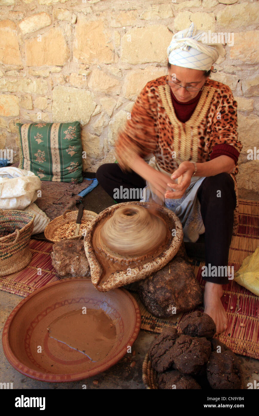 Berber donna l'estrazione di olio di Argan kernals del dado in olio di Argan co-operativa, Souss Valley, a sud-ovest del Marocco, Africa del nord Foto Stock