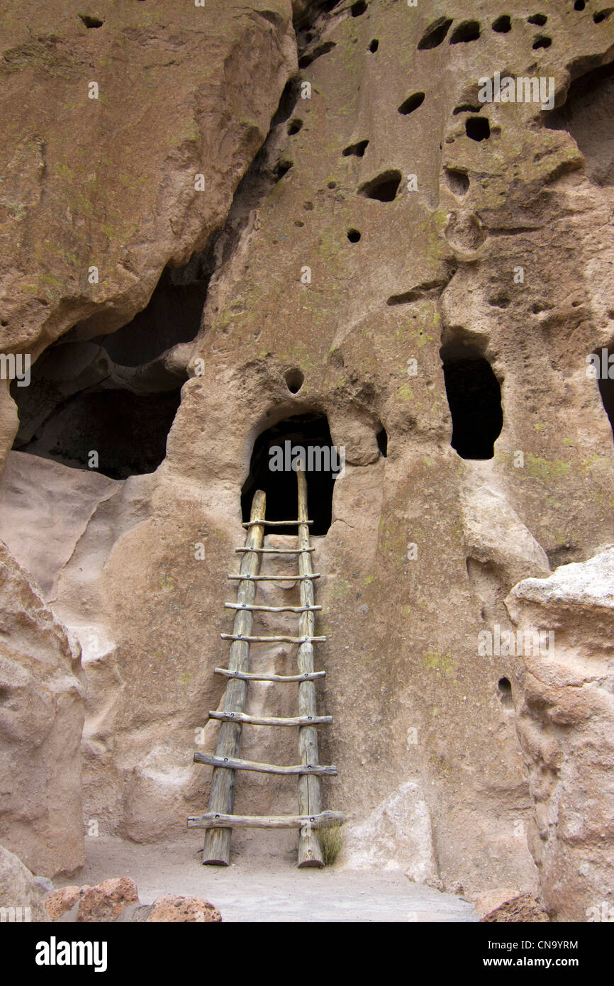 Rovine e antiche native American abitazioni al Bandelier National Monument, Nuovo Messico. Foto Stock