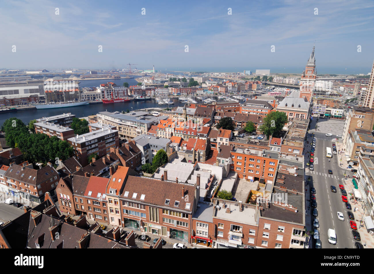 Francia, Nord, Dunkerque, affacciato sul porto turistico e il campanile del municipio Foto Stock