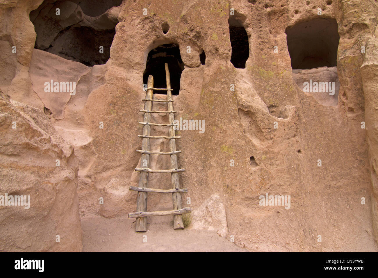 Rovine e antiche native American abitazioni al Bandelier National Monument, Nuovo Messico. Foto Stock