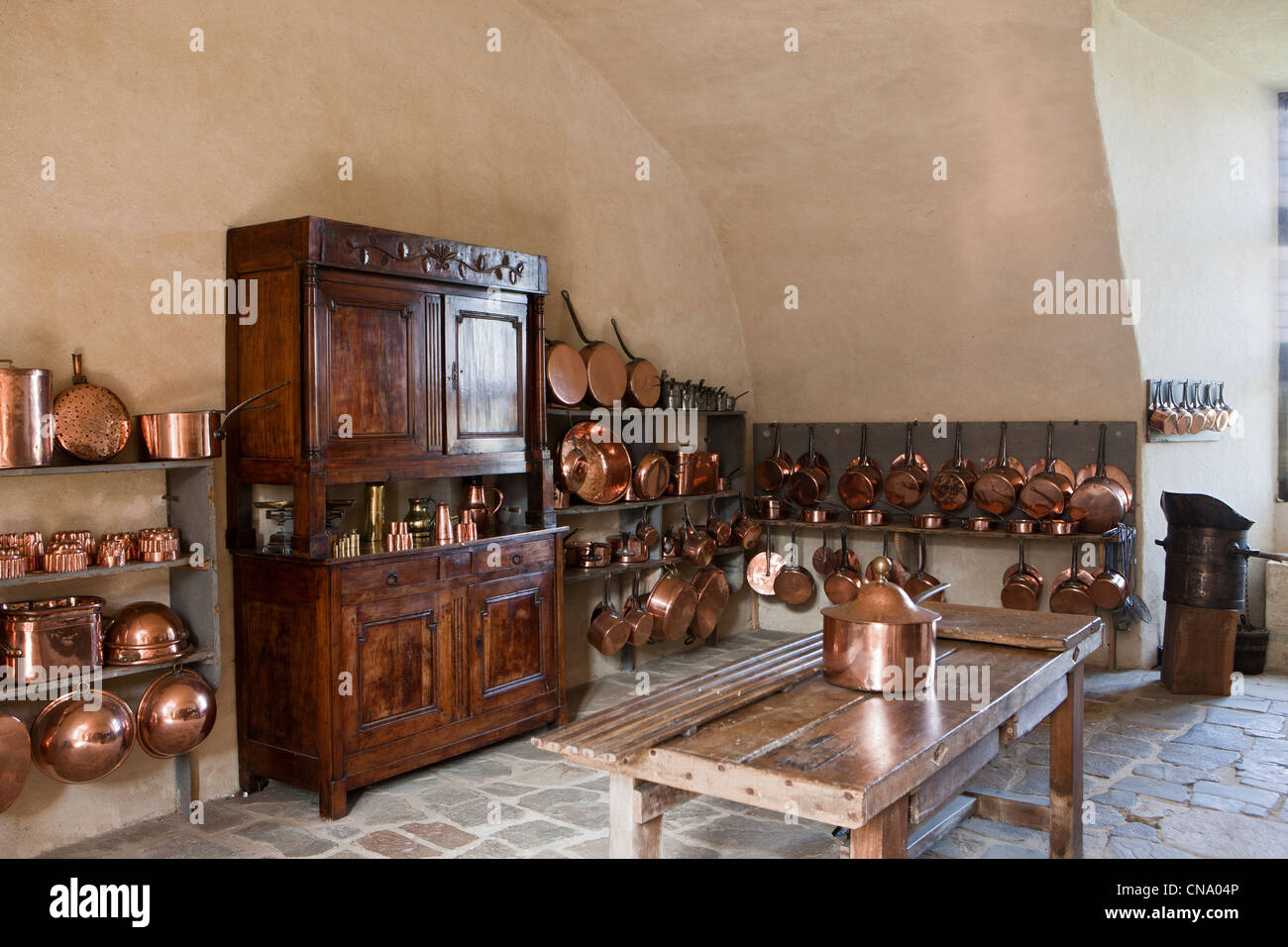 Francia, Dordogna Jumilhac, la grande cucina e ottone medievali del Castello di batteria Jumilhac Foto Stock