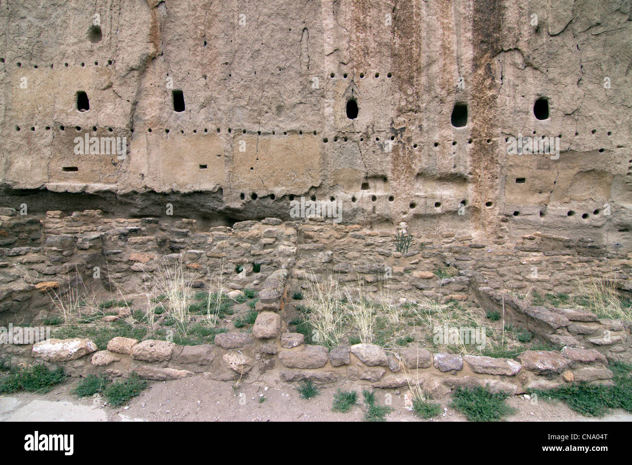 Rovine e antiche native American abitazioni al Bandelier National Monument, Nuovo Messico. Foto Stock