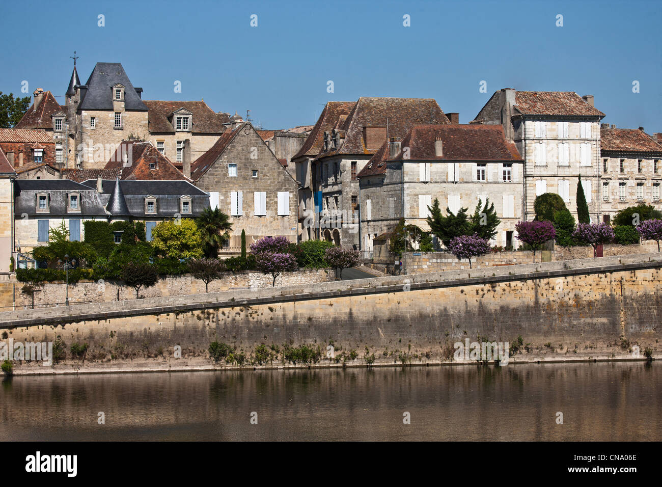 Francia, Dordogne, Bergerac, Bergerac vecchio e le sponde del Dordogne, la città vecchia che si affaccia sulle rive della Dordogna Foto Stock