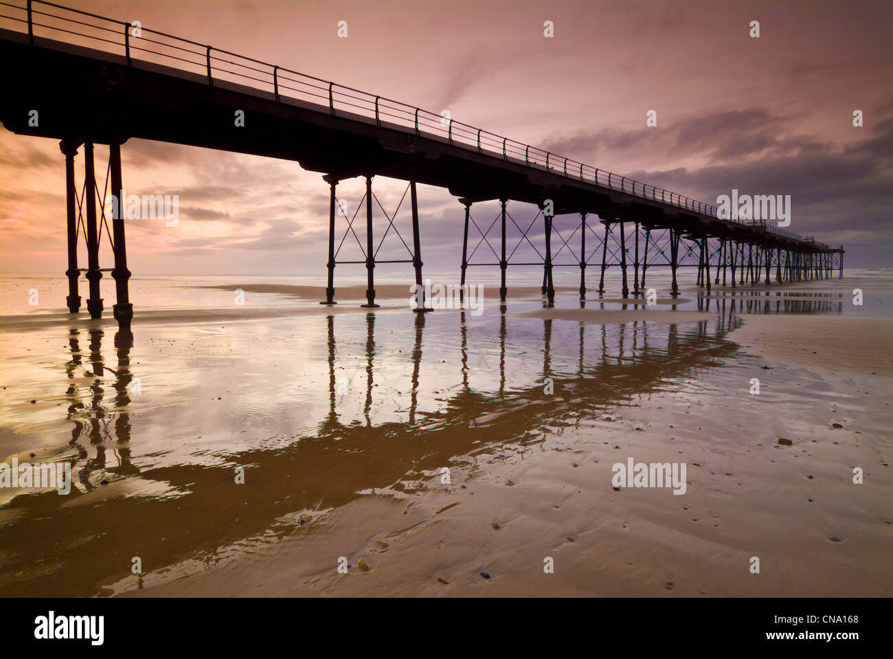 Luce della Sera Saltburn molo vittoriano e la spiaggia di bassa marea Saltburn Teeside England Regno Unito GB EU Europe Foto Stock