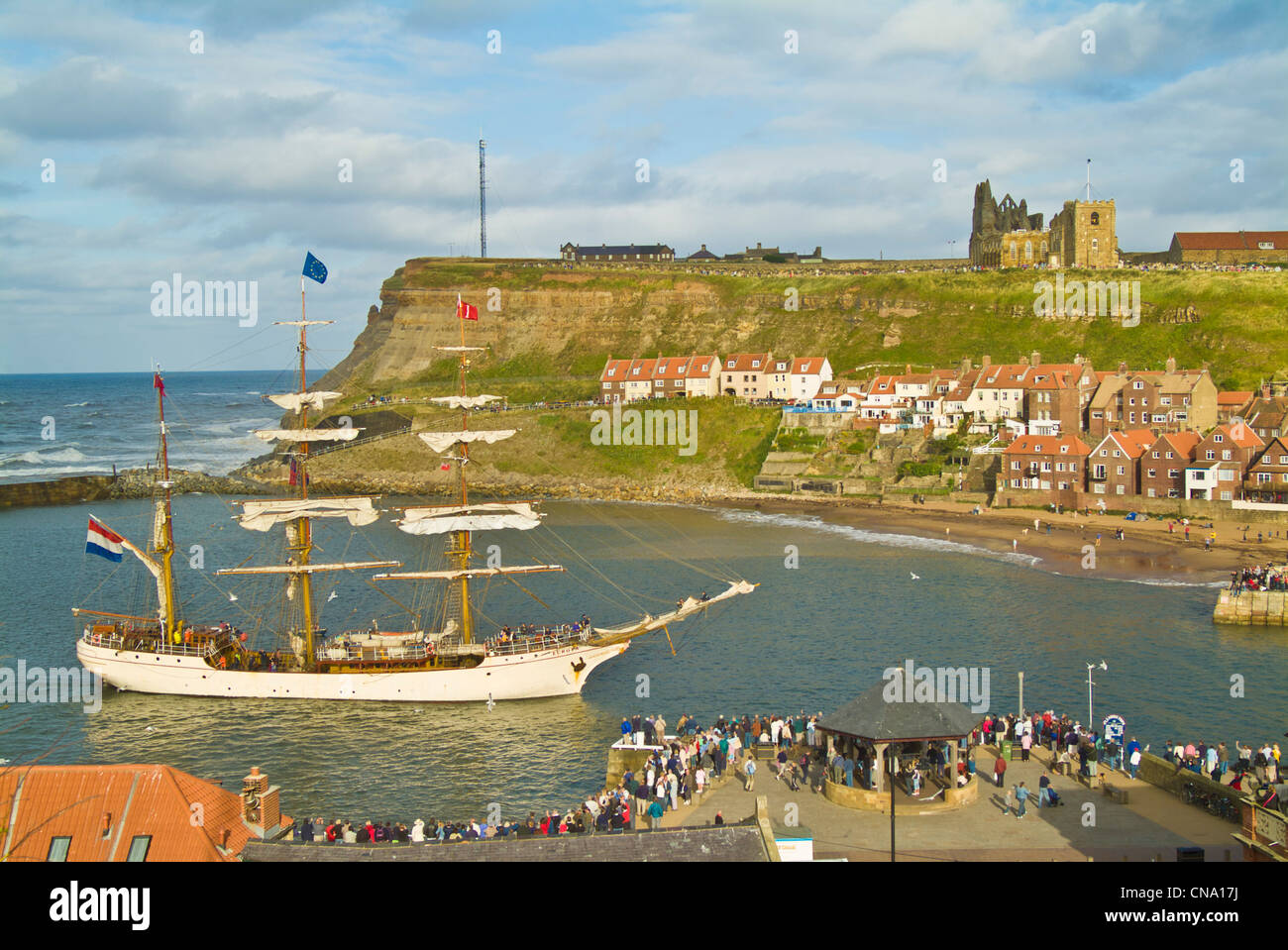 Whitby harbour con Europa un [Tall Ship] per corse Nord Yorkshire Regno Unito GB EU Europe Foto Stock