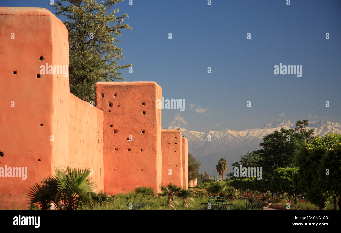 La città rosa pareti lungo Boulevard El Yarmouk contro Snow capped Alto Atlante a Marrakech, in Marocco, in Africa del nord Foto Stock