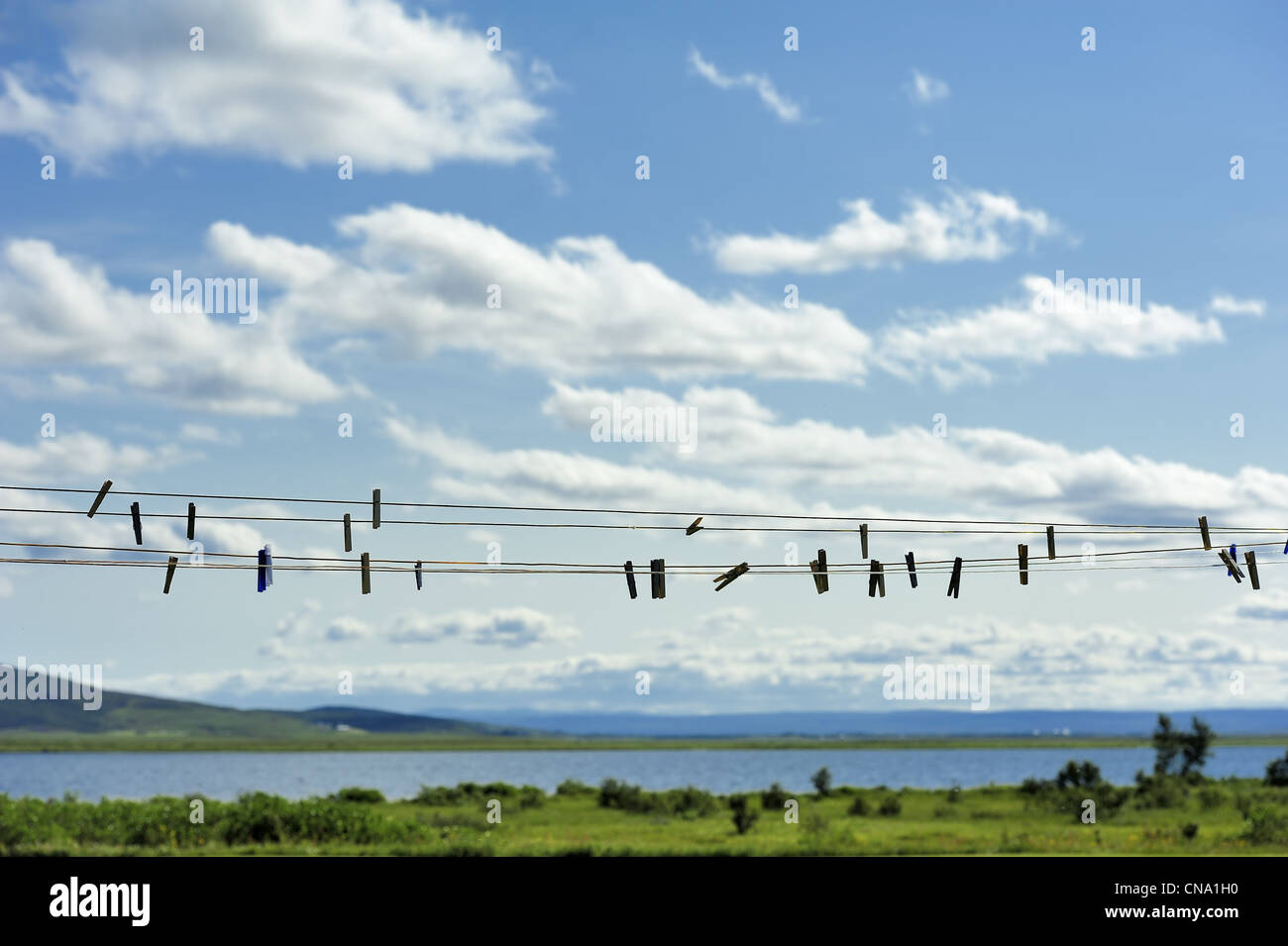Clothespins appeso sulla corda vuota per esterno Foto Stock