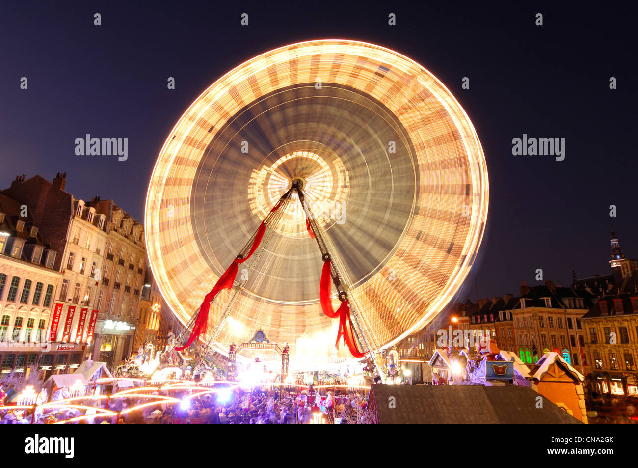 Francia, Nord, Lille, Foto notturna della ruota panoramica Ferris installato durante la stagione di Natale sulla Place du General de Gaulle o Foto Stock