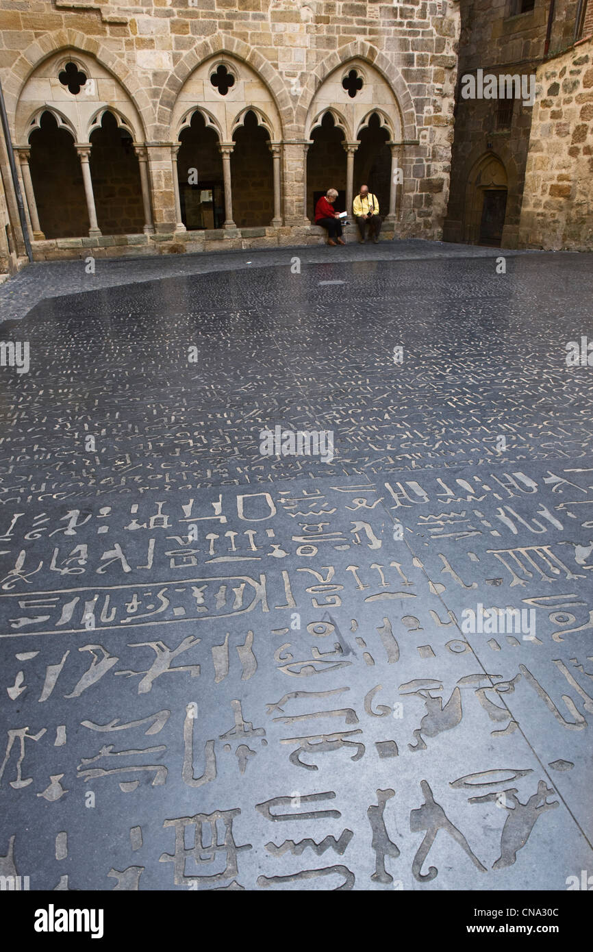 Francia, Lot, Figeac, La Place des Ecritures, riproduzione della Rosetta Stone da Joseph Kossuth Foto Stock