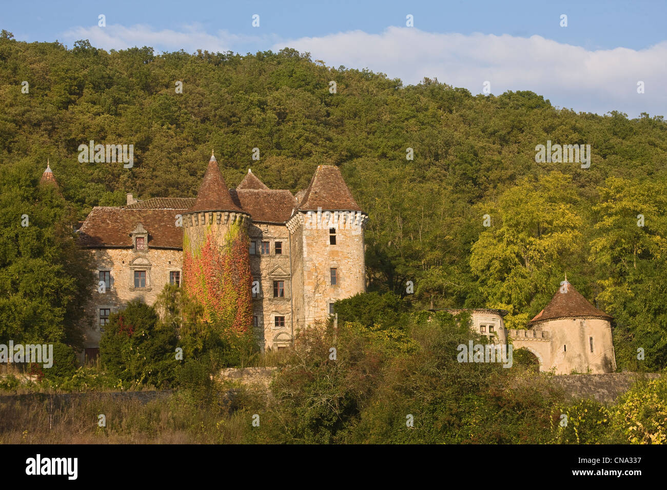 Francia, Lot, intorno a Figeac, circondato da acqua, Manor circondato da acqua su 16 ° e 17 ° rivisto Foto Stock