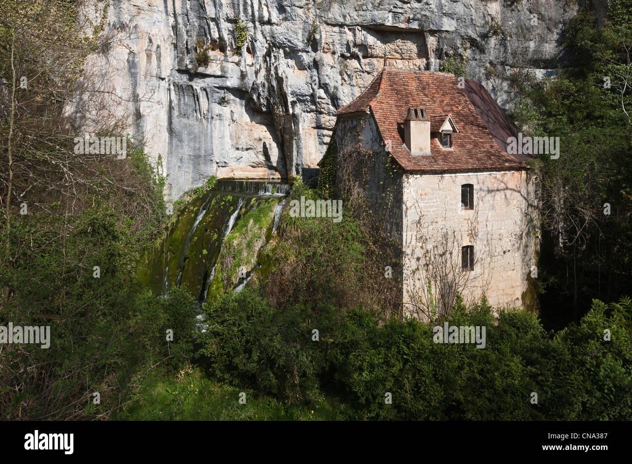 Francia, Lot, Cele Valley, intorno a Cabrerets Pescalerie Fontana e il vecchio mulino Foto Stock