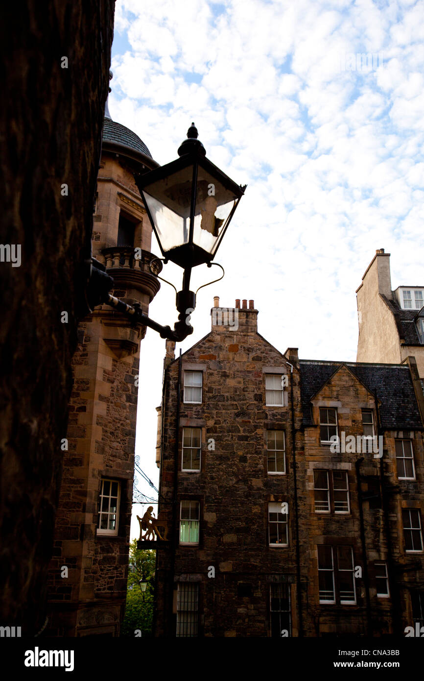 Gli edifici di vecchia costruzione con dynamic sky presi da un angolo basso a Edimburgo, Scozia. Foto Stock