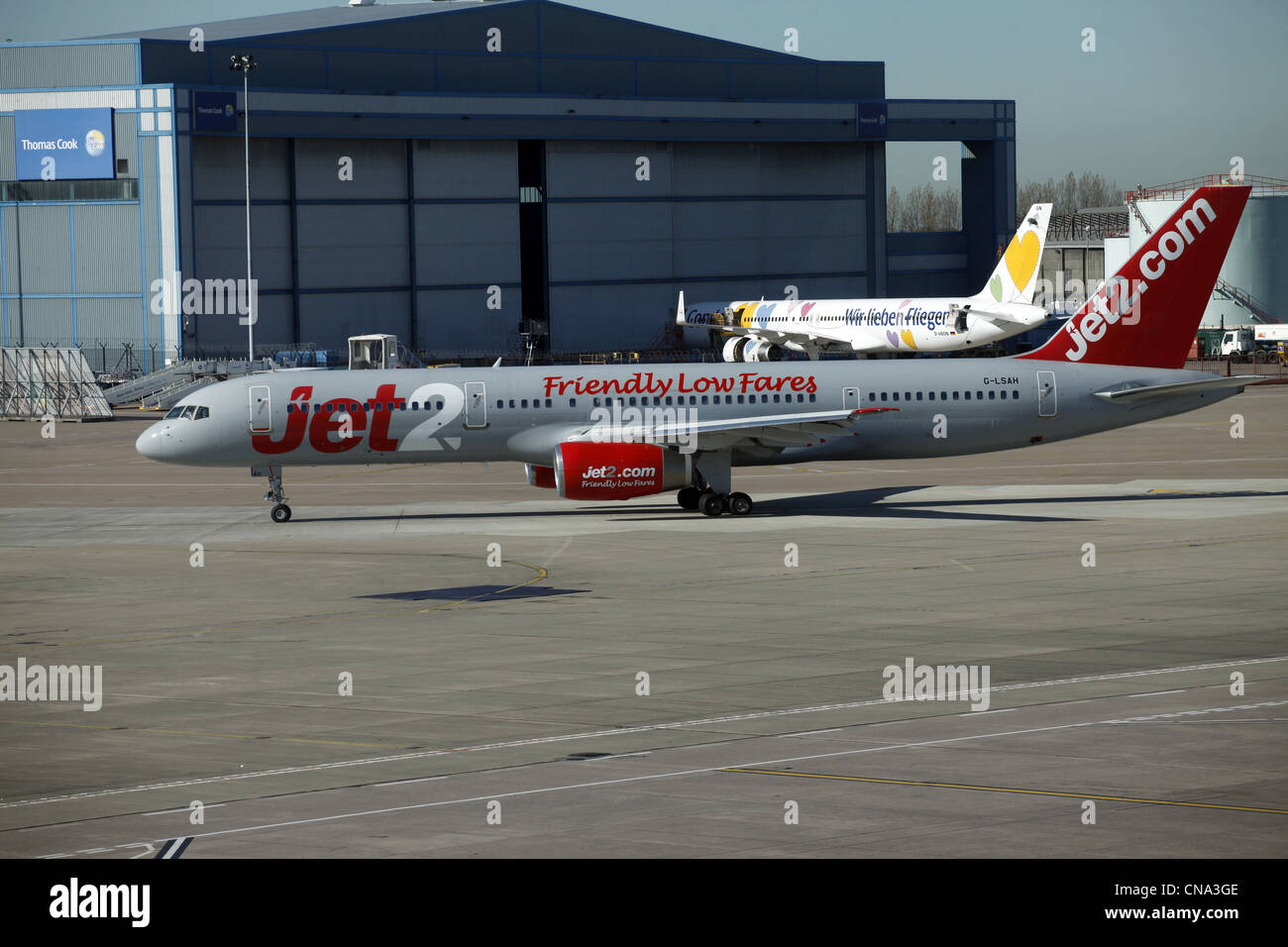 JET2 Boeing 757-21B velivolo G-LSAH MANCHESTER AIRPORT TERMINAL 1 il 26 marzo 2012 Foto Stock