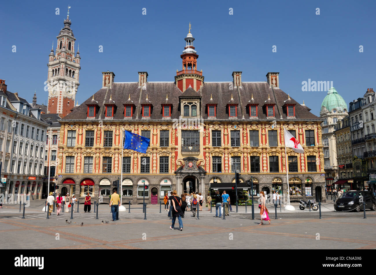 Francia, Nord, Lille, old stock exchange e la torre campanaria della Camera di Commercio e Industria in background Foto Stock