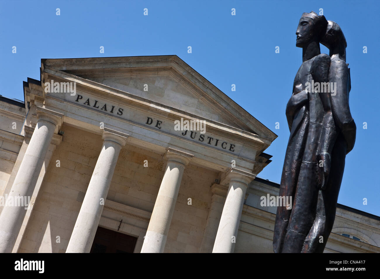 Francia, Lot, Cahors, statua piazza Verdun Boulevard Gambetta e il Palazzo di Giustizia Foto Stock