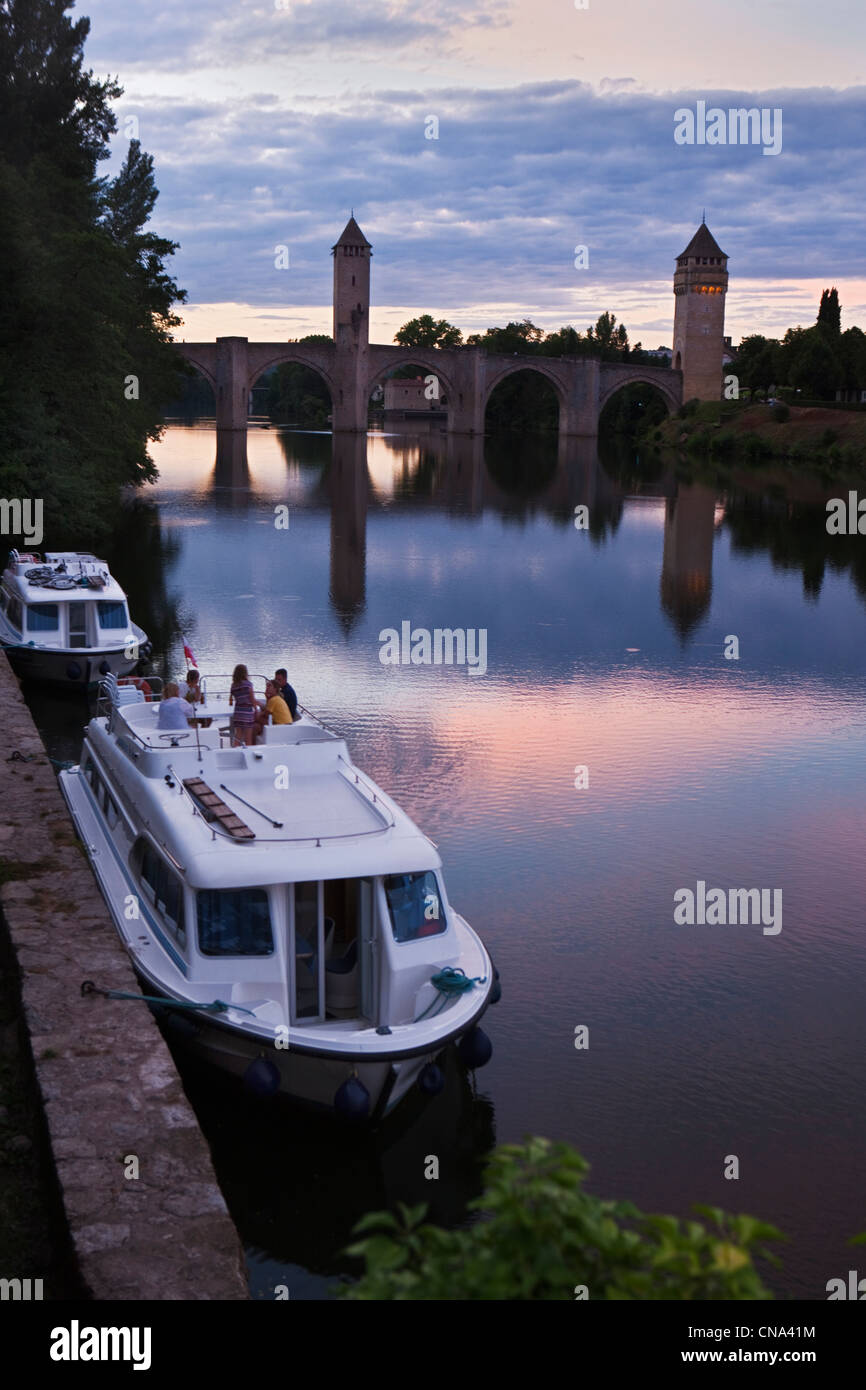 Francia, Lot, Cahors, Le Pont Valentre e turismo fluviale Foto Stock