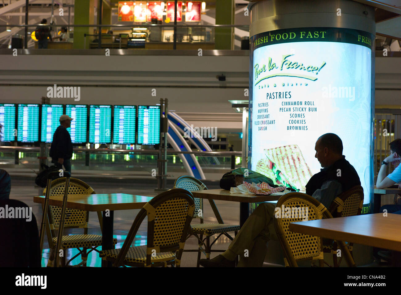 Silhouette di un uomo in un Cafè presso l'Aeroporto Internazionale di Denver, Denver, Colorado, STATI UNITI D'AMERICA Foto Stock