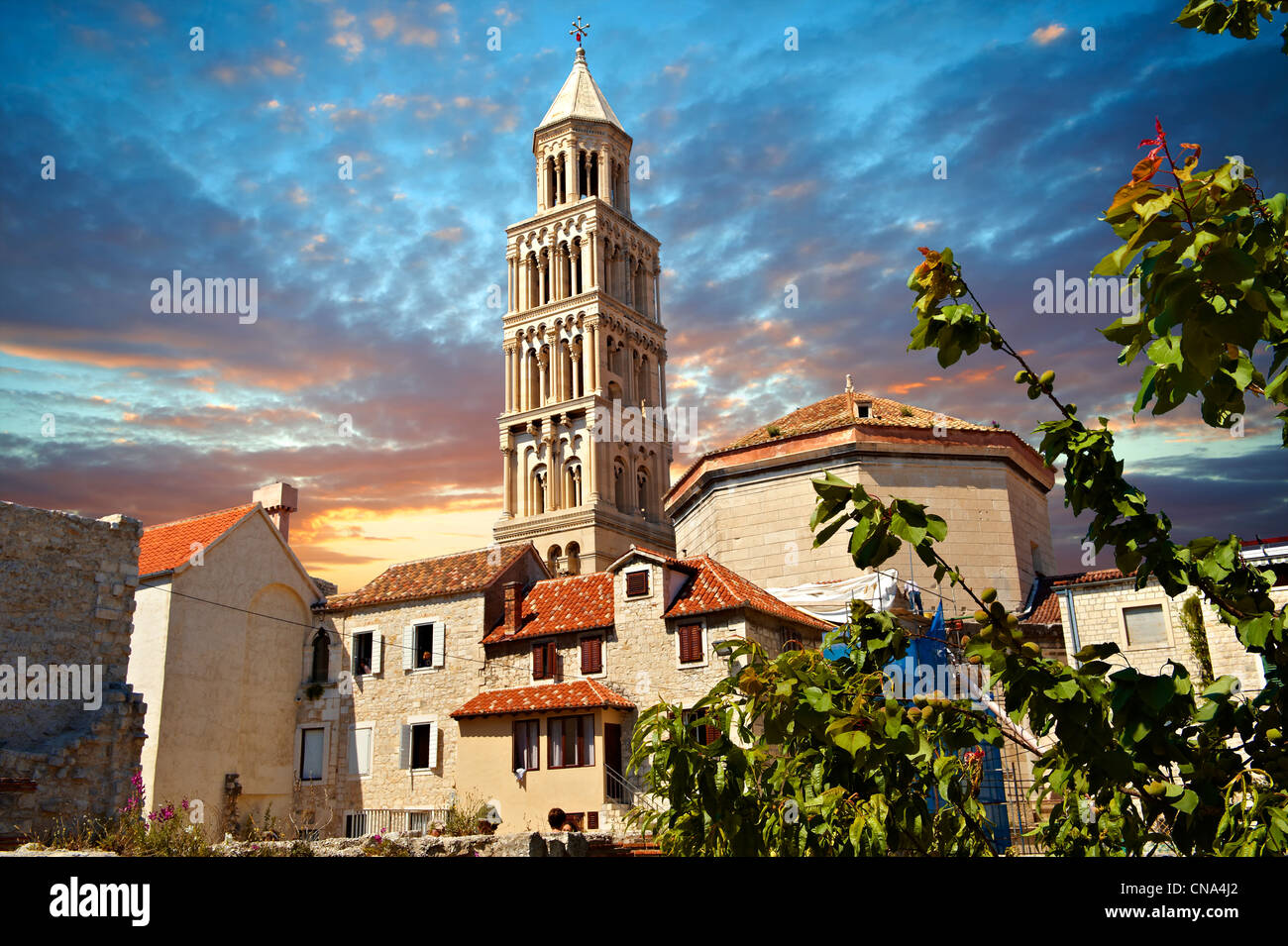 Di Diocleziano, Palazzo, con il campanile della cattedrale di St Doimus, Split Croazia Foto Stock